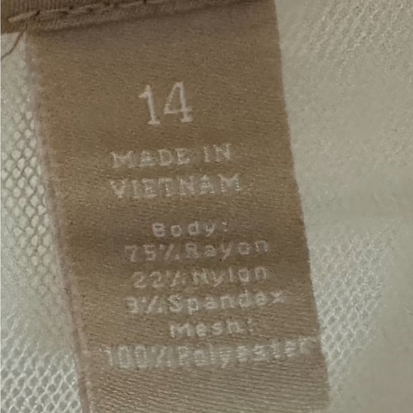 Anthropologie. L. Trapeze style with cuts at side - Picture 11 of 11